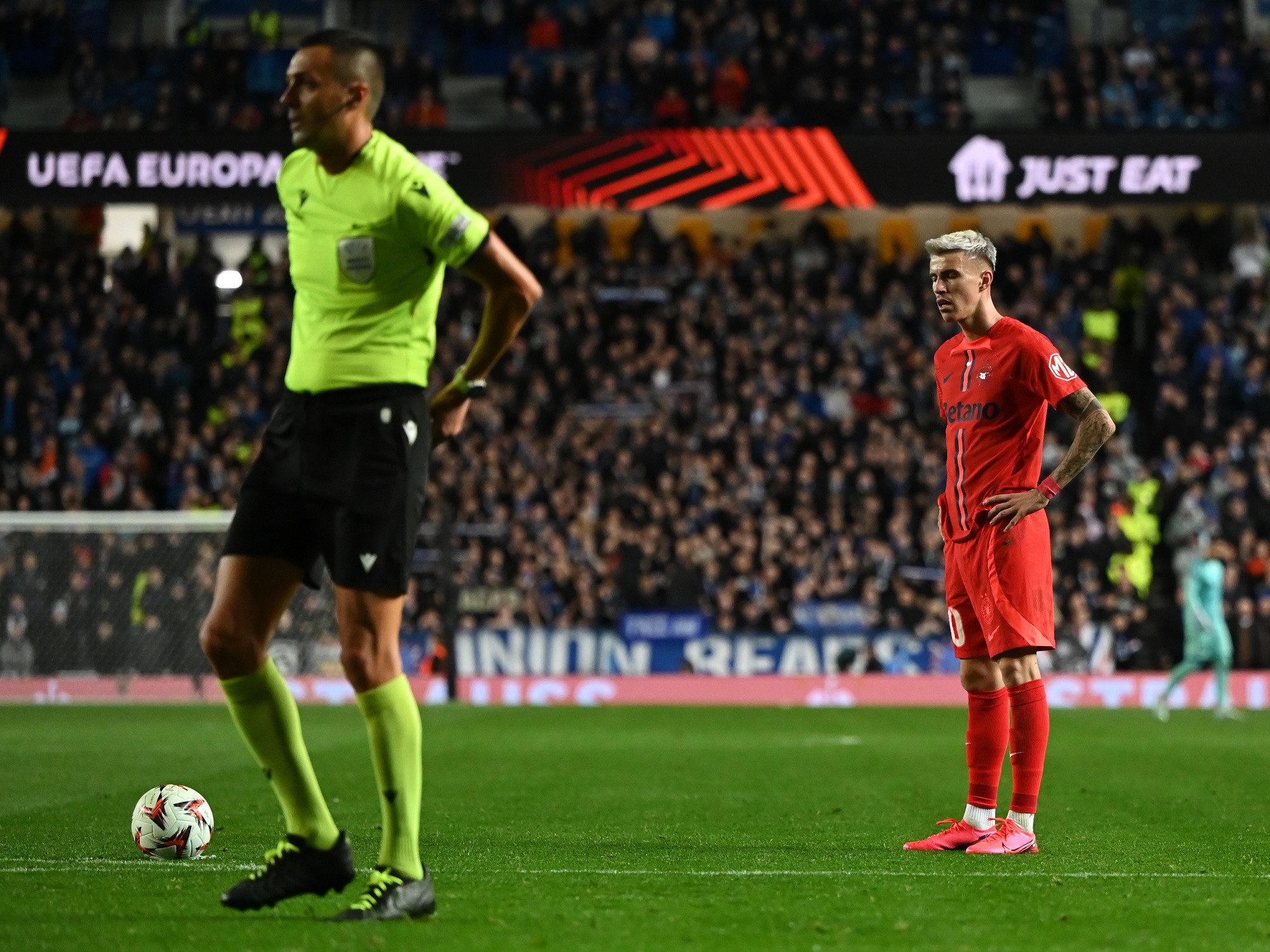 E o dublă greșeală! Centralul meciului Rangers - FCSB, desființat de un fost arbitru FIFA